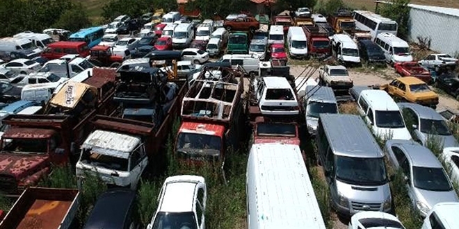 Yediemin otoparkı dolup taştı, üst üste konuluyor