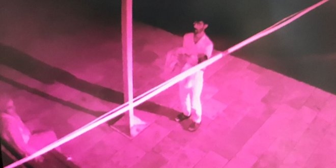 2 aylık bebeği sevip, cami avlusuna bıraktılar