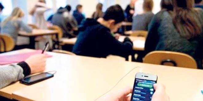 Okullarda cep telefonu sorunu, 'çalıştay'da ele alınacak