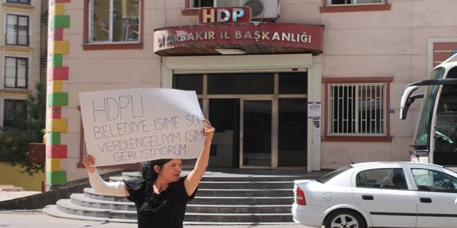 İşten çıkarılan engelli kadın, HDP önünde eylem yaptı