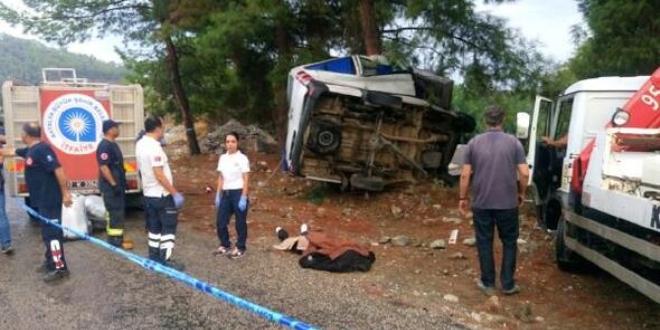 Antalya'da tur midibüsü devrildi: 20 turist yaralı