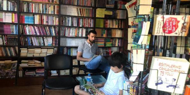 Ziraat Mühendisi, bürosunu kütüphaneye dönüştürdü