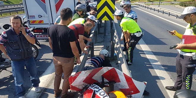 Kaza yapan motosikletlinin imdadına yoldan geçen doktor koştu