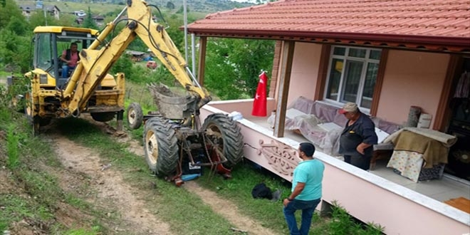 Devrilen traktörün altında kalarak can verdi