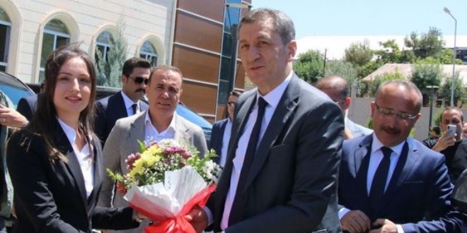 Bakan Sel�uk'tan e�itime katk� sa�layanlara plaket