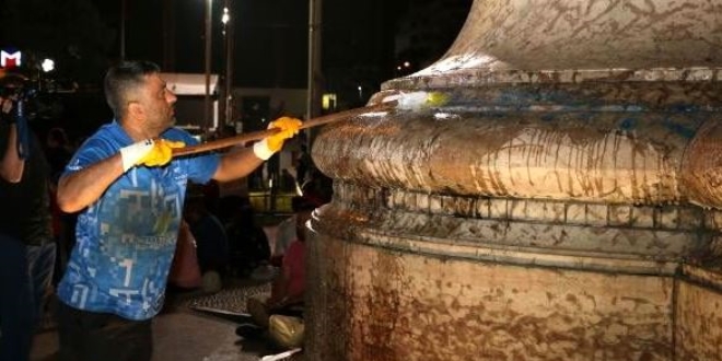 Taksim Cumhuriyet Anıtı'na spreyle adını yazdı