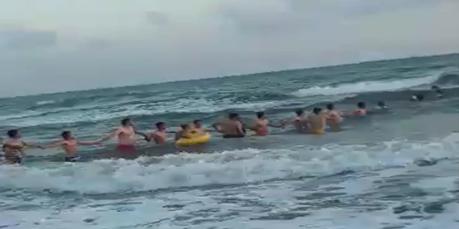 Boğulma tehlikesi geçiren vatandaşı, sahildekiler insan zinciri kurarak kurtardı