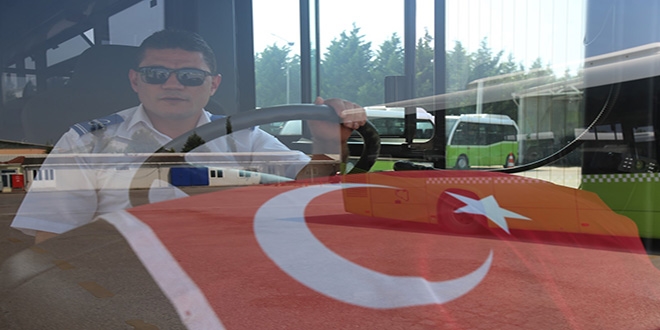 Otobüs şoförünün Türk bayrağı hassasiyeti güvenlik kamerasında