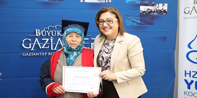 83 yaşındaki Hatice Nine kep attı