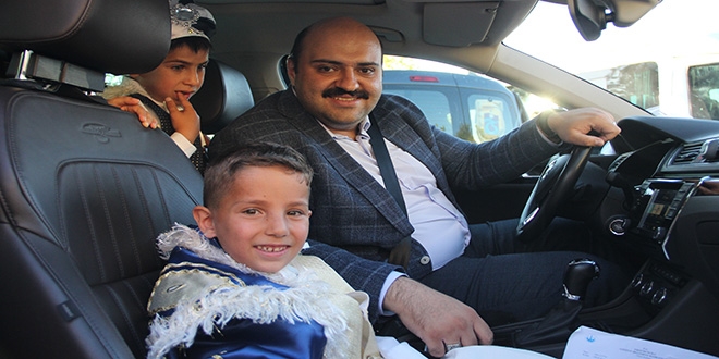 Ba�kan�n makam arac� s�nnet arabas�, kendisi ise �of�r oldu