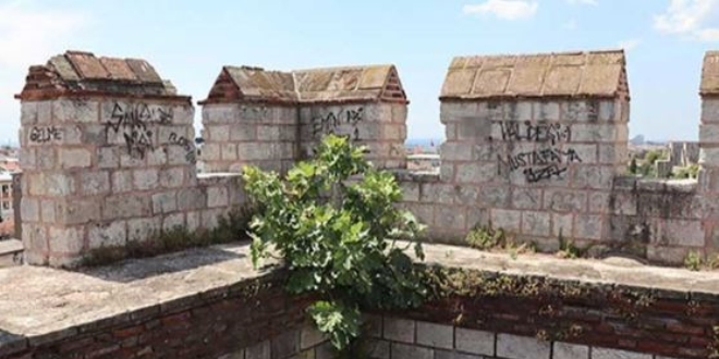 Tarihi İstanbul Surları yazı tahtasına döndü