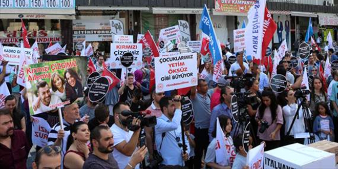 Tayin isteyen sözleşmeli öğretmenlerden 'bavullu' protesto