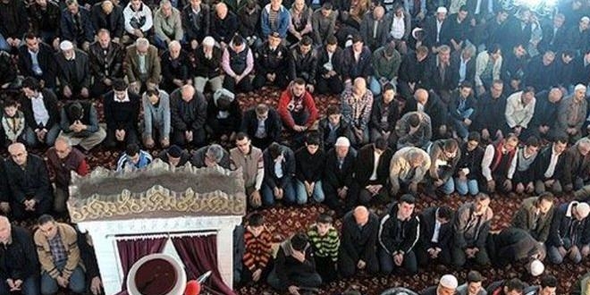 Cuma hutbesinde, dar pantolon giyen erkeklere uyarı