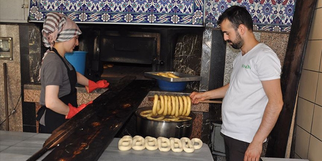 Eşine yardım için geldiği fırında usta oldu