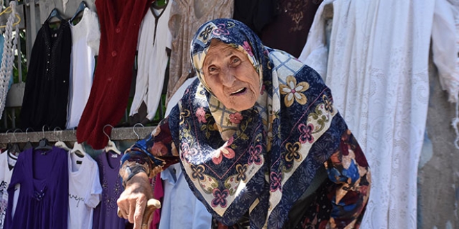 90 yaşında pazarda tezgah açıp, hasta oğluna bakıyor