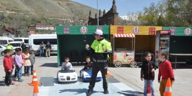 Öğrencilere trafik bilinci tiyatro ile kazandırılacak