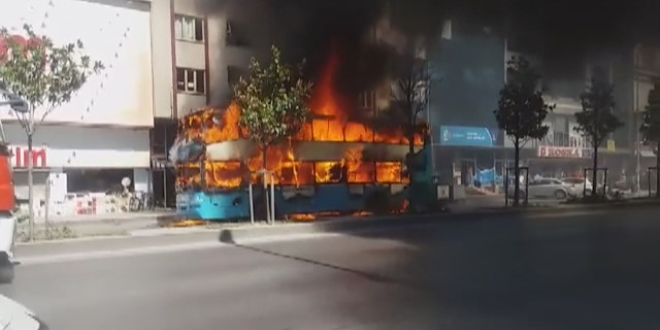 Esenyurt'ta çift katlı özel halk otobüsü yandı