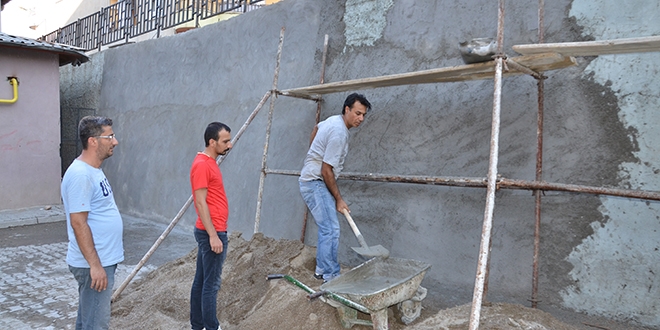 Meslektaşları tatilde, onlar okulu yeniliyor