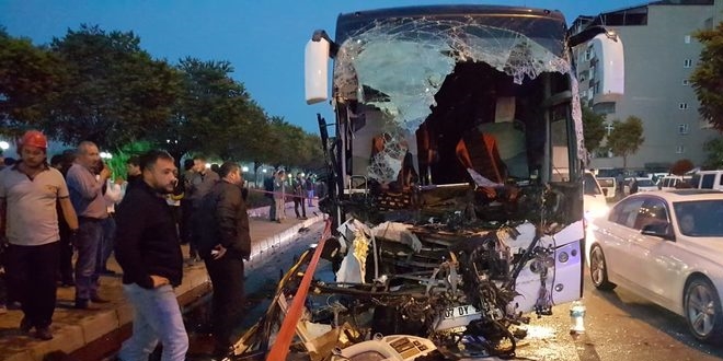 Bilecik'te yolcu otobs TIR'a arpt: 17 yolcu yaral