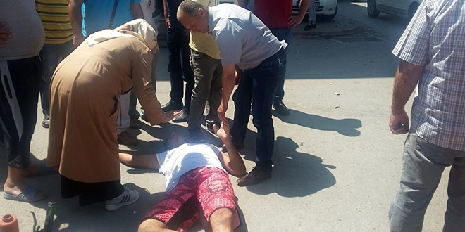 Cep telefonuna bakarken önce dubaya, sonra tabelaya çarptı