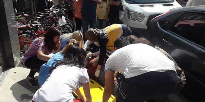 Kald�r�mda y�r�yen kad�n�n �st�ne cam d��t�