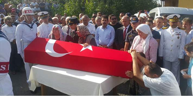 Denizde bo�ulan asker defnedildi