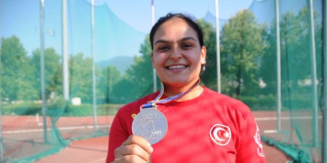 Kadnn gcn eki atarak gsteriyor