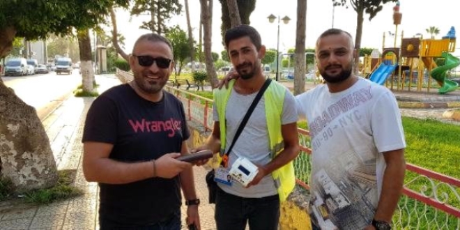 Parkomat g�revlisi buldu�u c�zdan� sahibine teslim etti