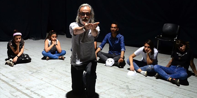 �l il dola��p ��rencilere tiyatroyu anlat�yor