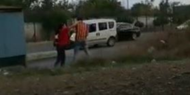 Kadın, tartıştığı erkek arkadaşını herkesin içinde tokatladı