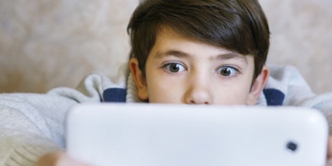 A�layan �ocu�un eline cep telefonu veren ebeveynlere uyar�