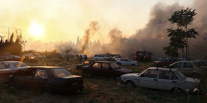 Yediemin deposunda çıkan yangında araçlar kül oldu
