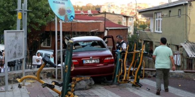 Otomobil  parkta oynayan �ocuklar�n aras�na dald�!