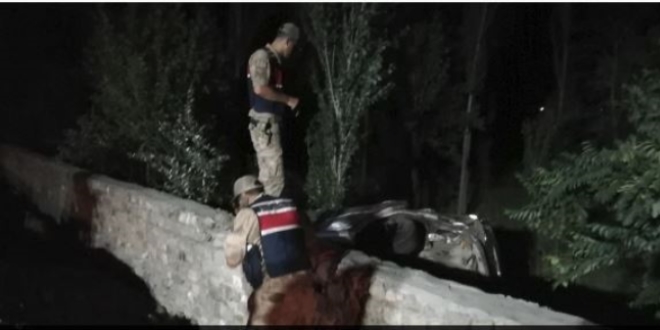 Erzincan'da 2 askerin iinde bulunduu otomobil arampole utu: 1 l, 1 yaral