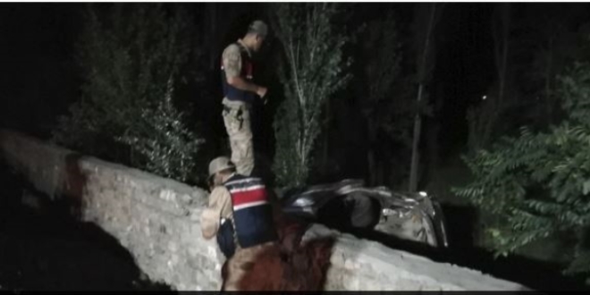 Erzincan'da 2 askerin içinde bulunduğu otomobil şarampole uçtu: 1 ölü, 1 yaralı