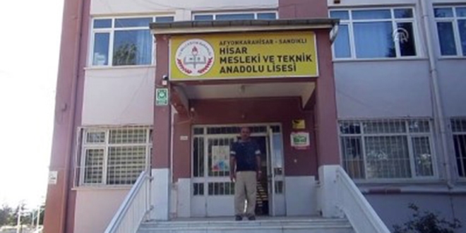Okul müdürü, hizmetlilerle okulda tamirat ve boya yaptı