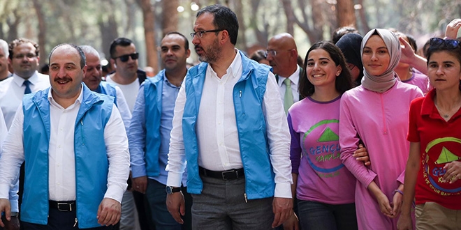Bakan Varank ve Kasapoğlu gençlik kampında
