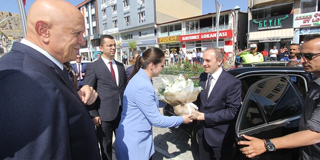 Türkiye'nin en genç Valisi göreve başladı