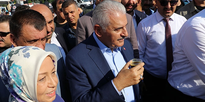 Binali Yıldırım meyan şerbeti içti, kayısı dağıttı