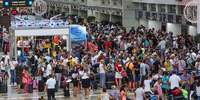 Antalya'ya gelen turist sayısı 8 milyonu geçti