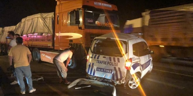 TIR, trafik polislerinin aracına çarptı: 1 polis yaralı