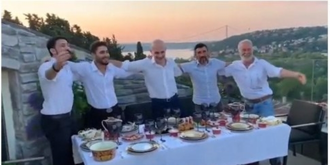 'Sa�l�k' diye ��kt�lar! Tahliye sonras� b�yle keyif �att�lar!