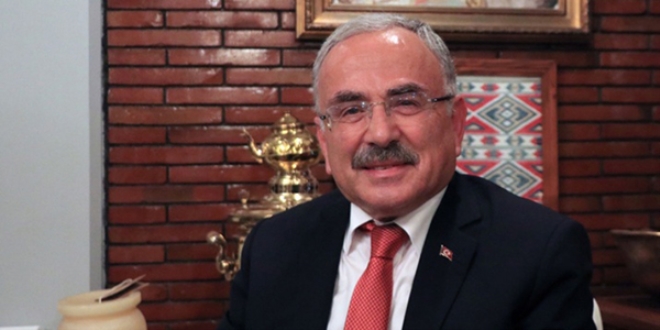 '3 koltuğu 4 maaşı var' denilen Başkan'dan açıklama
