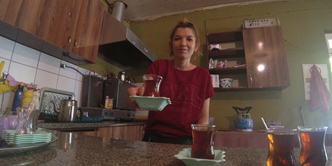 E�ine inat kahvenehaneyi tek ba��na i�letip patron oldu