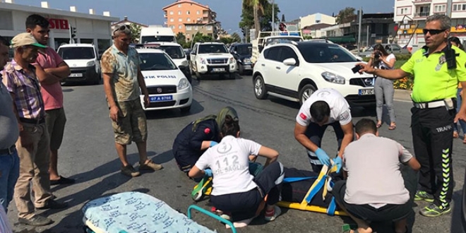 Polisten kaza yerinde meraklı kalabalığa kask uyarısı