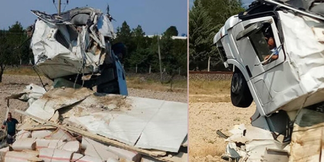 TIR kazas�nda �ok g�r�nt�! S�r�c� mahsur kald�