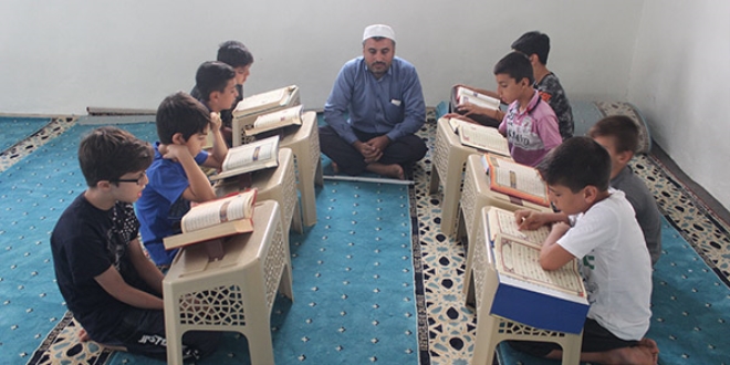 Görme engelli imam çocuklara 'ışık' oluyor