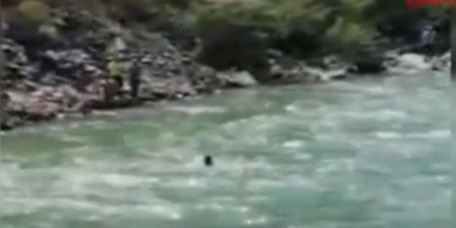 Nehirde sürüklenen teknisyeni kurtarmak için seferber oldular