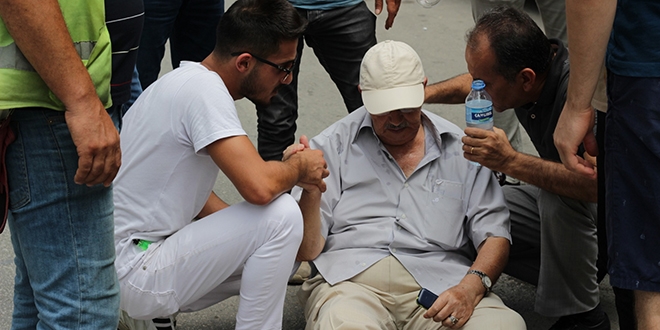 Ya�l� adama �arpt�, kartvizitini g�rg� tan�klar�na b�rak�p gitti