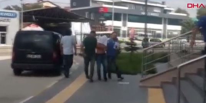 Sahilde 'tuvalet' kavgas�nda, araya giren genci �ld�rd�